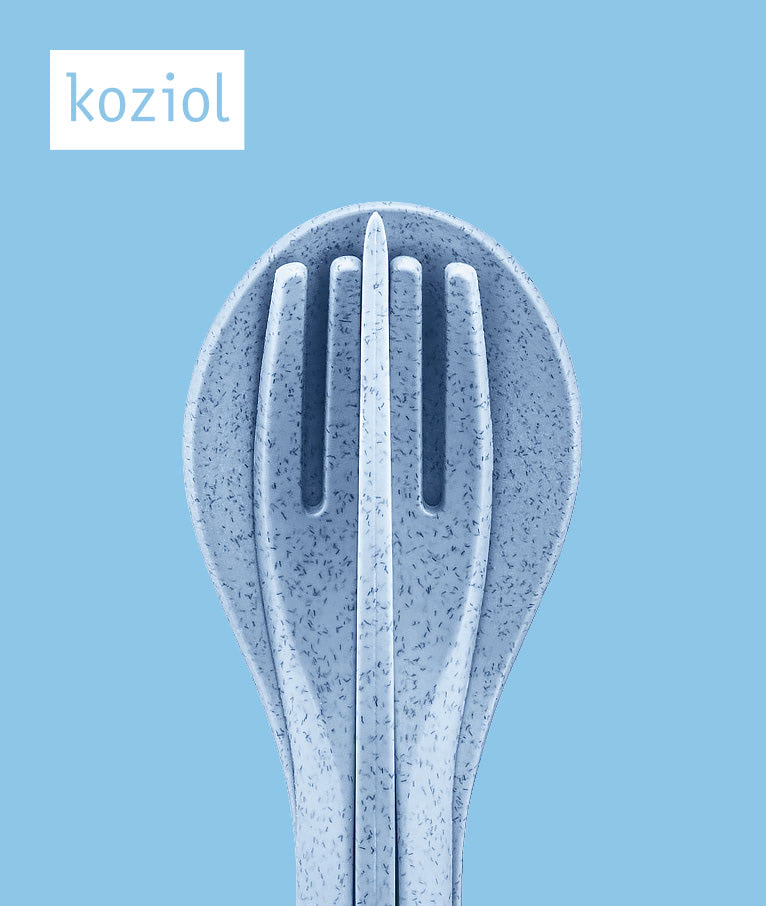 Besteck der Marke Koziol auf hellblauem Hintergrund