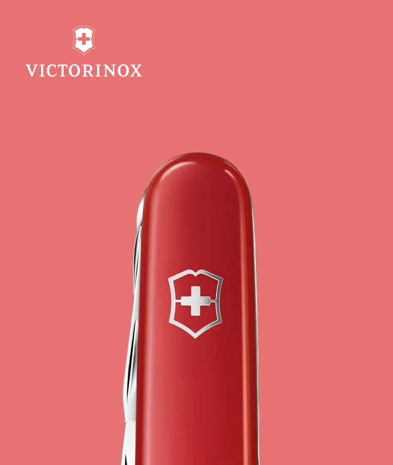 Pinkes Victorinox Taschenmesser auf rotem Hintergrund
